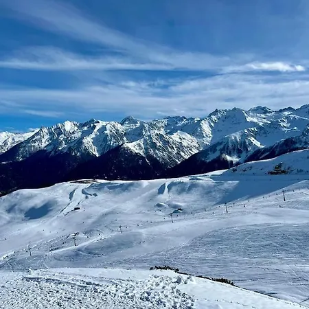 Un De Luchon, Avec Vue Sur Les Pyrenees