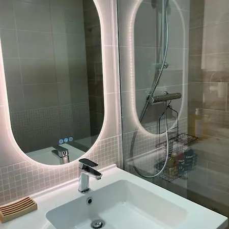 Un De Luchon, Avec Vue Sur Les Pyrenees *