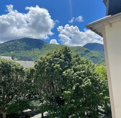 Un De Luchon, Avec Vue Sur Les Pyrenees *