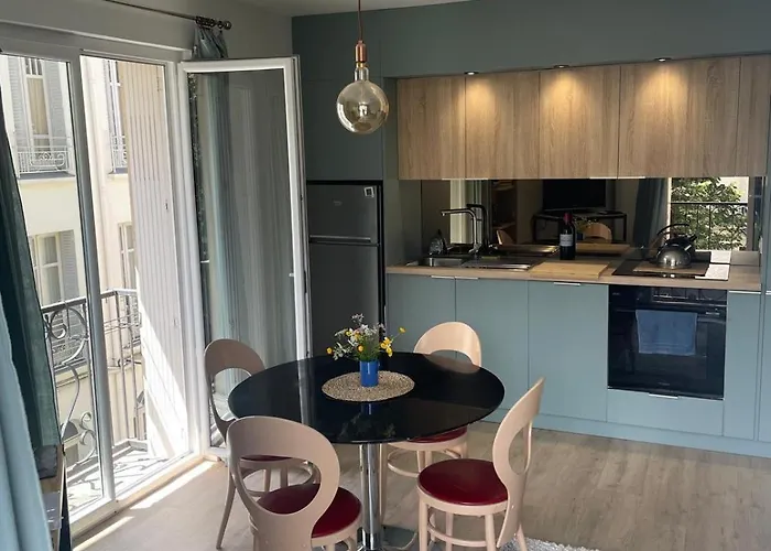 Un De Luchon, Avec Vue Sur Les Pyrenees *